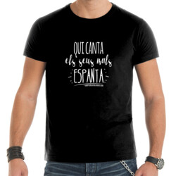 "QUI CANTA, ELS SEUS MALS ESPANTA" Samarreta Home m/curta