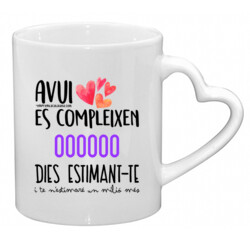 "AVUI ES COMPLEIXEN X DIES ESTIMANT-TE" Tassa blanca amb ansa cor Personalitzable