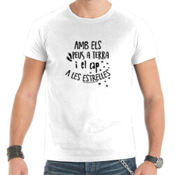 "AMB ELS PEUS A TERRA" Samarreta Home